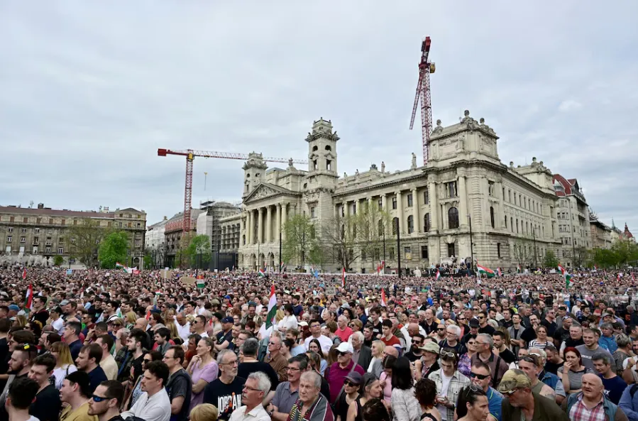 В Будапеште десятки тысяч человек вышли на акцию против Орбана