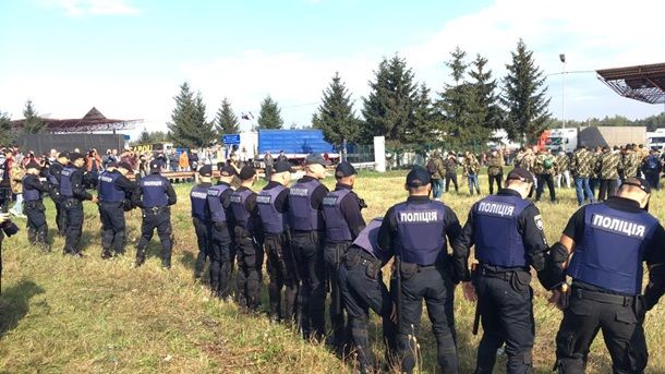 Саакашвили на границе встречают палатки и батальон "Донбасс"