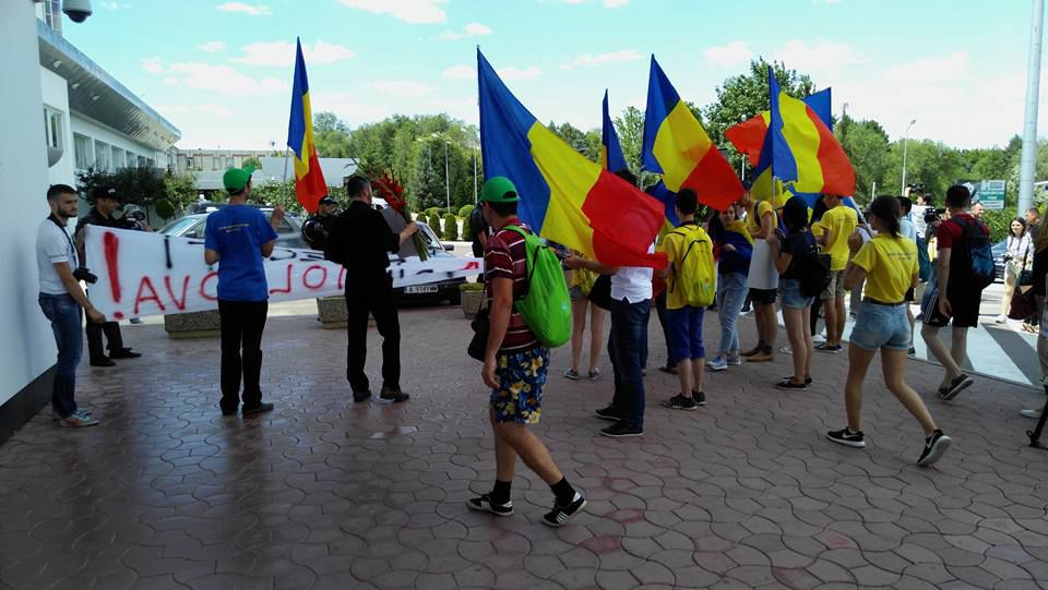 Rogozin, huiduit la Chișinău. Protestatarii cer să fie declarat persona non grata