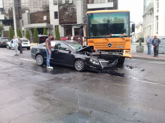 Un Volkswagen, avariat rău după ce s-a ciocnit cu o mașină de gunoi în centrul Capitalei
