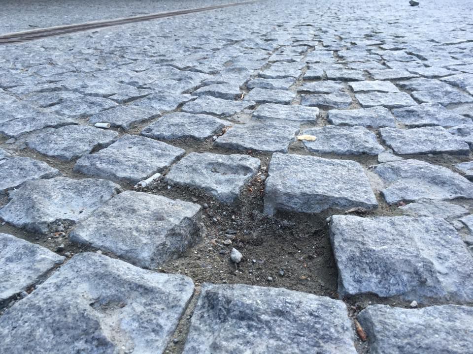 Едва обустроенная, пешеходная улица в столице уже разрушается