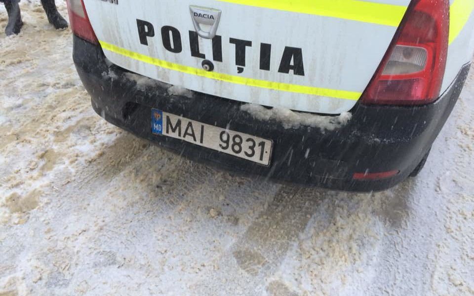 Автомобиль полиции врезался в снегоуборочную машину
