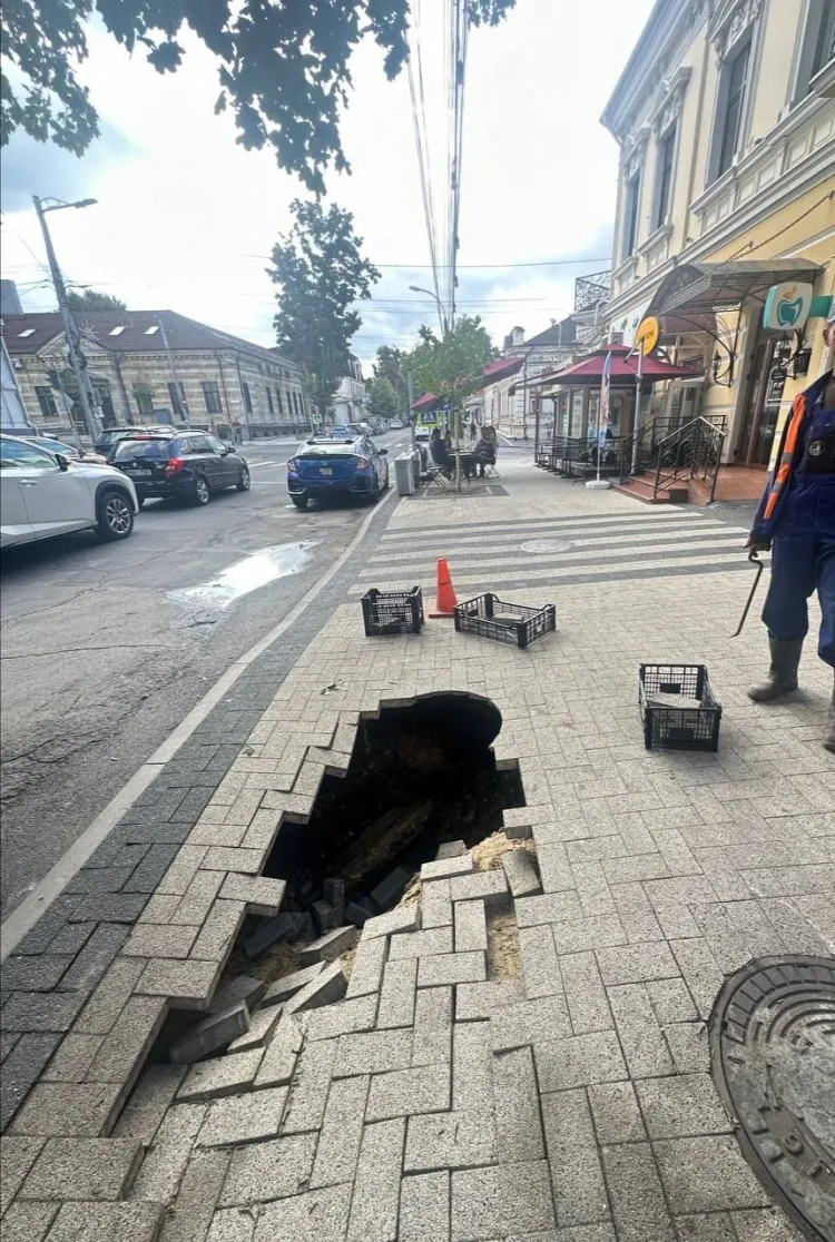 На одной из улиц столицы образовалась яма