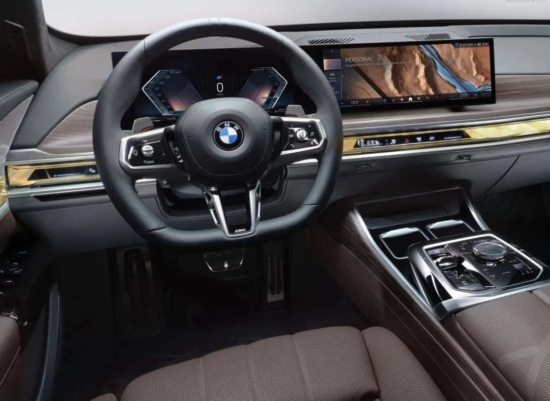 BMW представил первый в мире бронированный электрокар