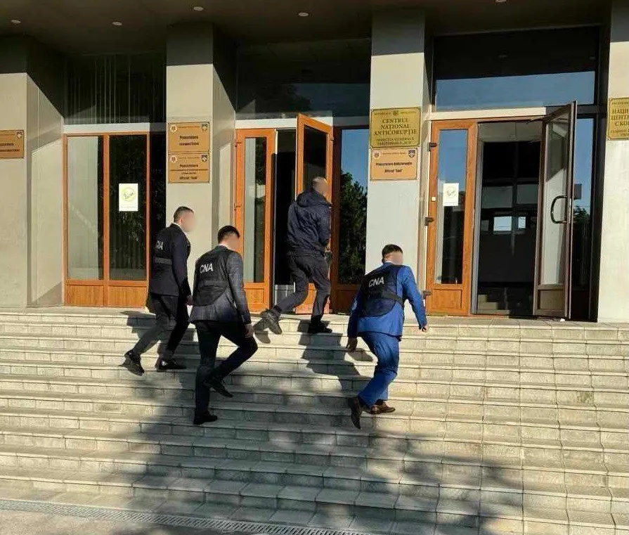 На юге Молдовы двух таможенников подозревают в получении взяток