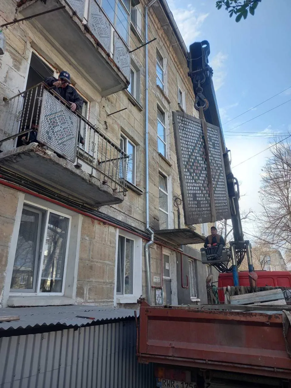 Balconul unui bloc de locuit din Capitală, pe cale să se prăbușească
