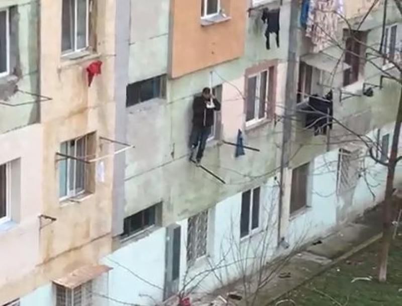 A căzut de la etajul 4 şi a supraviețuit. Cum a fost posibil