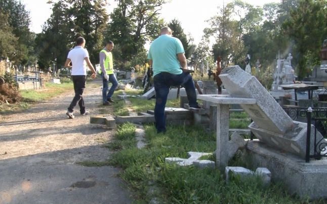 Cimitir vandalizat. Cum şi-au bătut joc „sataniştii“ de mormintele soldaţilor ruşi