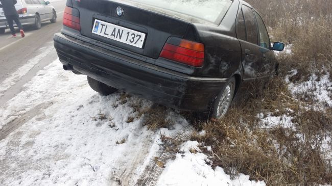 Soferul unui BMW a derapat pe sosea si a ajuns cu masina intr-un sant