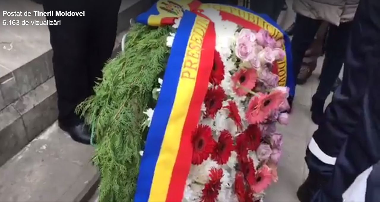 „Atentat” la coroana depusă de Dodon la statuia lui Ștefan cel Mare. Peste 15 polițiști o „apără” de protestari