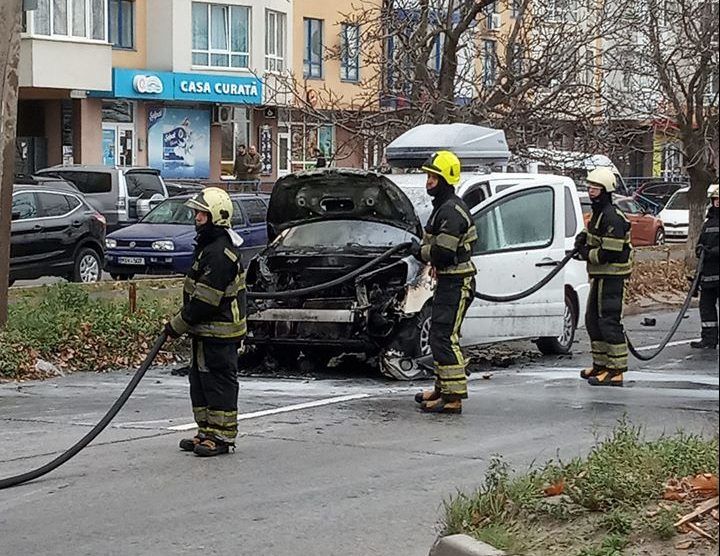 На Ботанике посреди дороги загорелся автомобиль