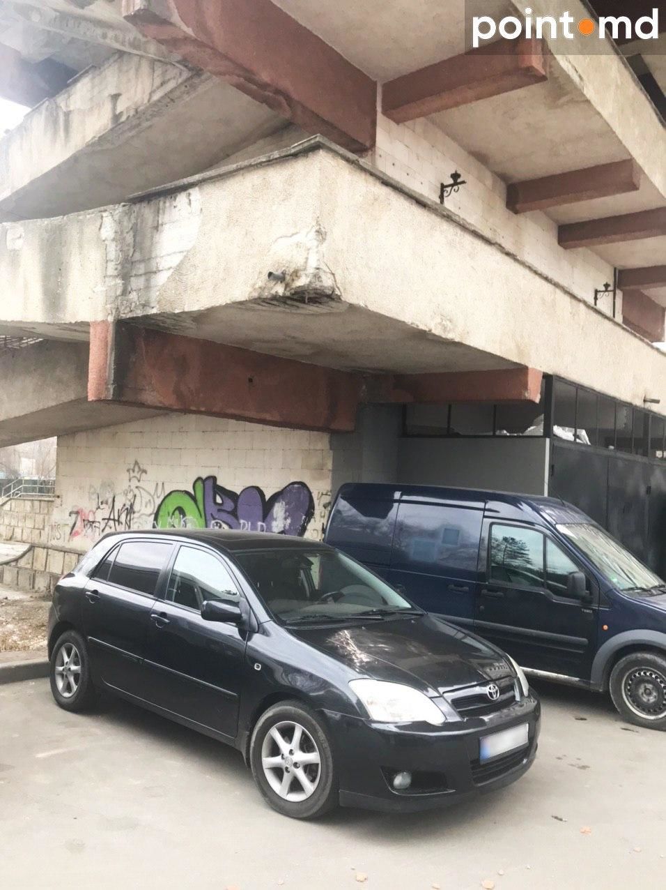 Облицовка станции канатной дороги повредила припаркованный автомобиль