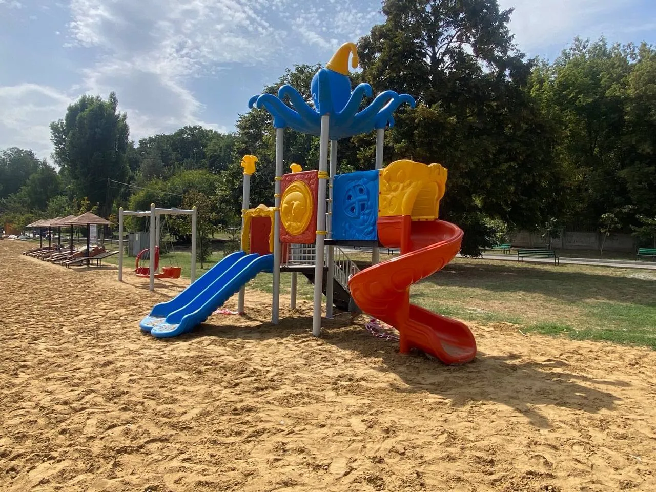 Noi spații de joacă au fost amenajate în Parcul Valea Trandafirilor