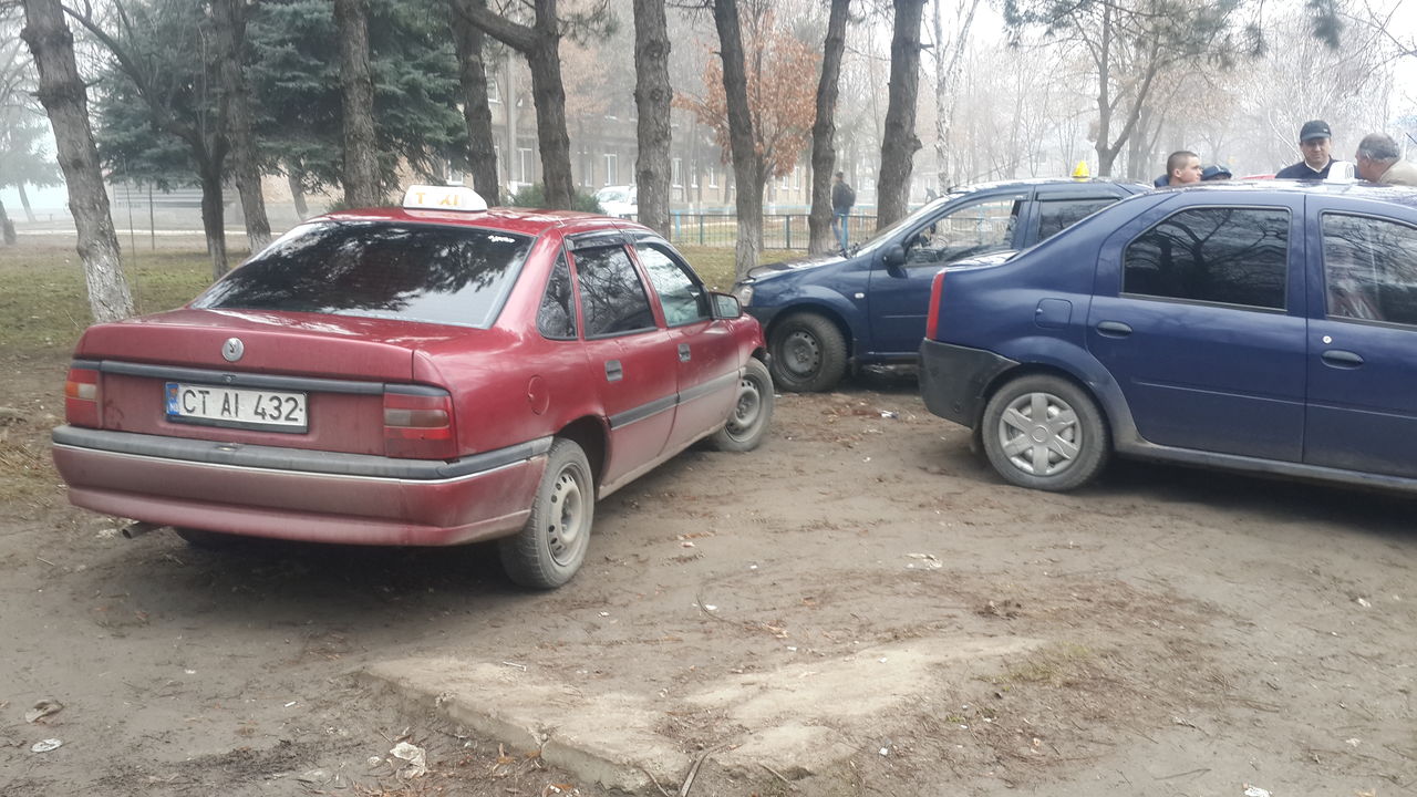В Леово напали на инспекторов за замечание о парковке на газонах