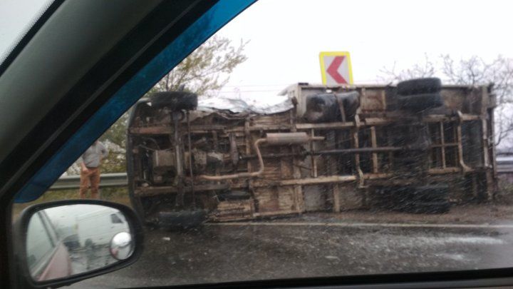 В Оргеевском районе микроавтобус перевернулся в результате ДТП