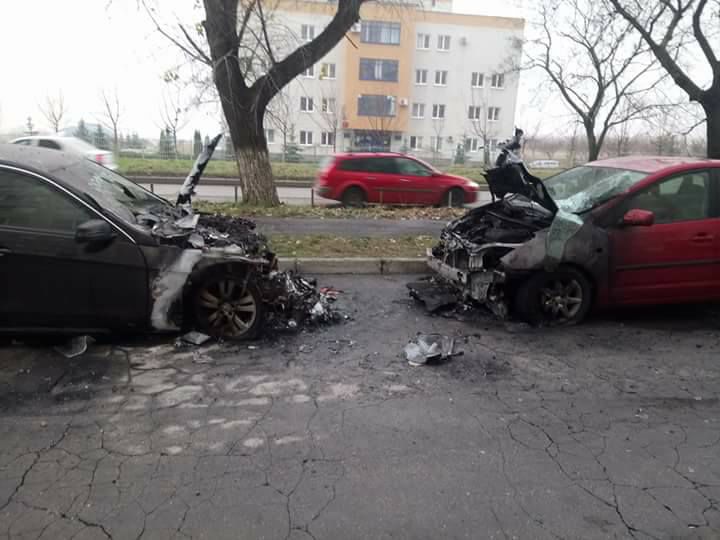 Минувшей ночью на столичной улице Гренобля загорелись две машины