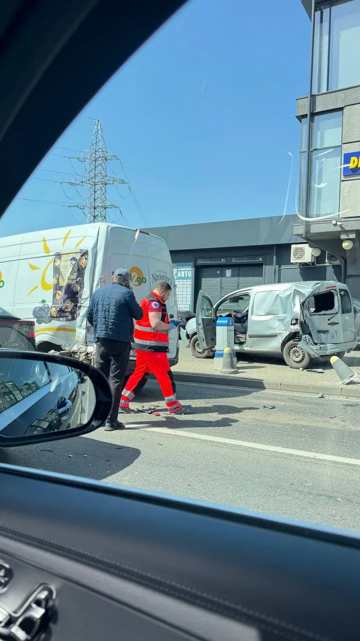 Cinci automobile, implicate într-un accident pe strada Calea Orheiului
