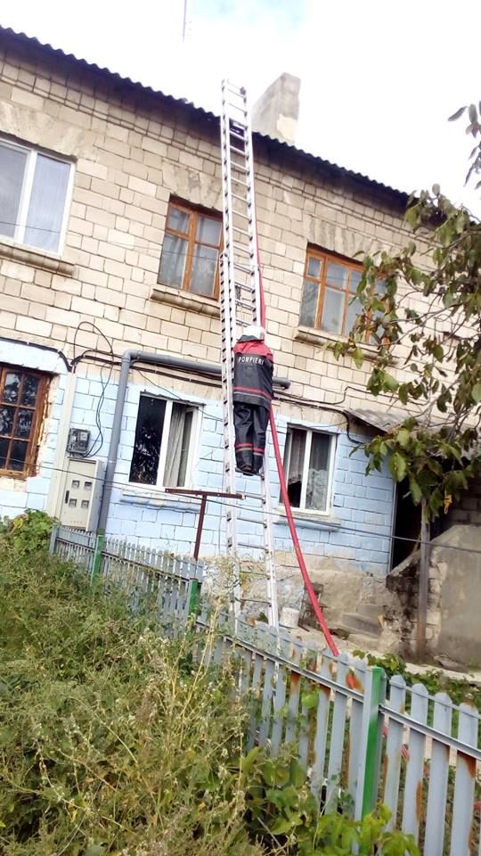 В Теленештах в загоревшемся доме чудом удалось избежать взрыва газовых баллонов