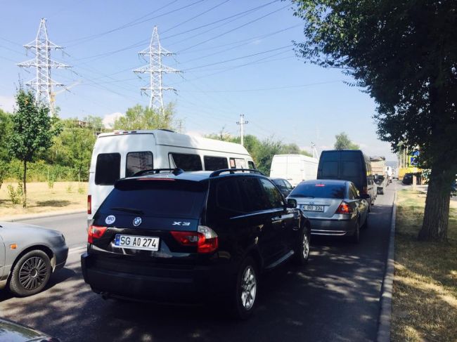 Accident in sectorul Ciocana al capitalei: doua autovehicule s-au ciocnit frontal. In zona s-a format ambuteiaj