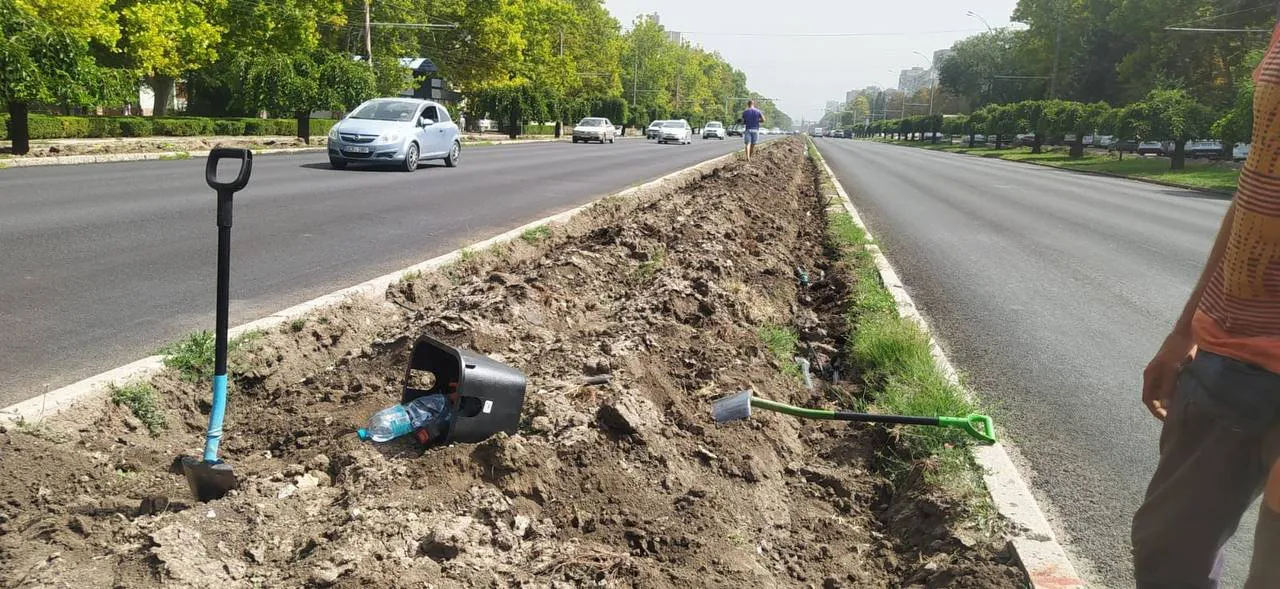 На бульваре Дачия продолжаются работы по установке автоматизированной системы полива
