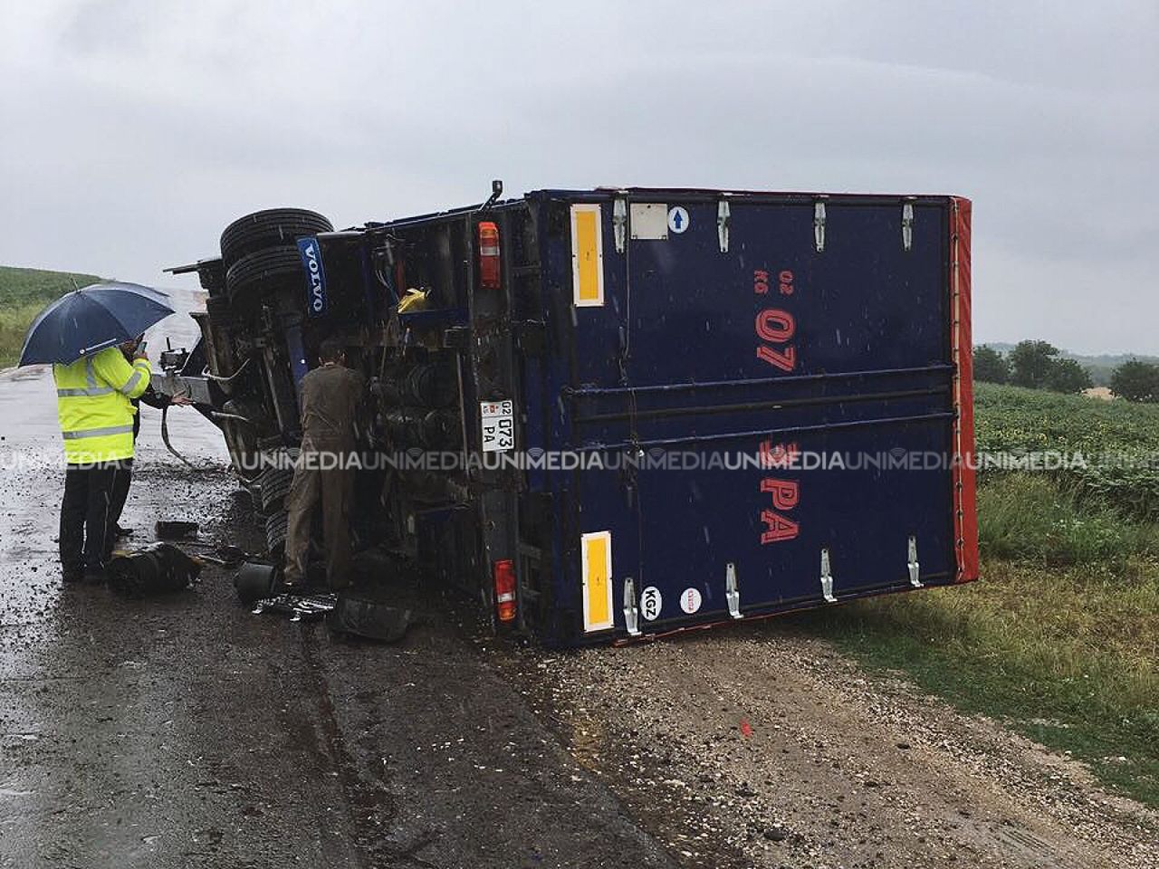 В Чимишлии грузовик угодил колесом в яму и перевернулся