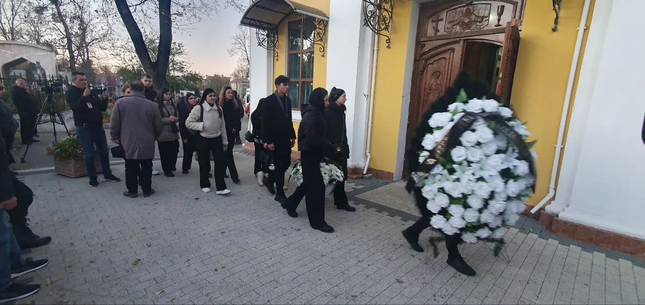 Sute de oameni au venit să-și ia rămas bun de la fiica interpretului de muzică populară, Igor Cuciuc