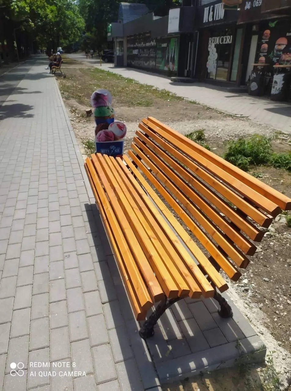 На пешеходной аллее на улице Ливиу Деляну установлена городская мебель
