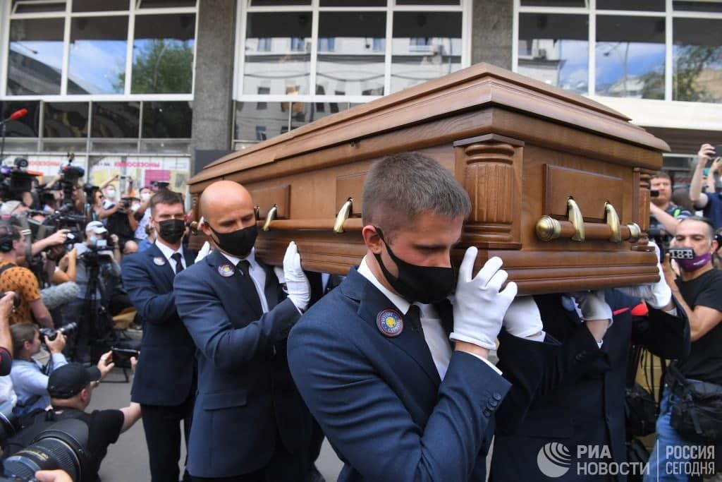 Владимира Меньшова проводили аплодисментами