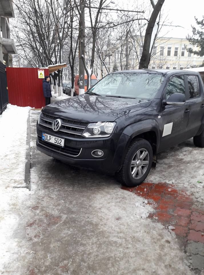 Мастера парковки: пешеходы были вынуждены идти по льду