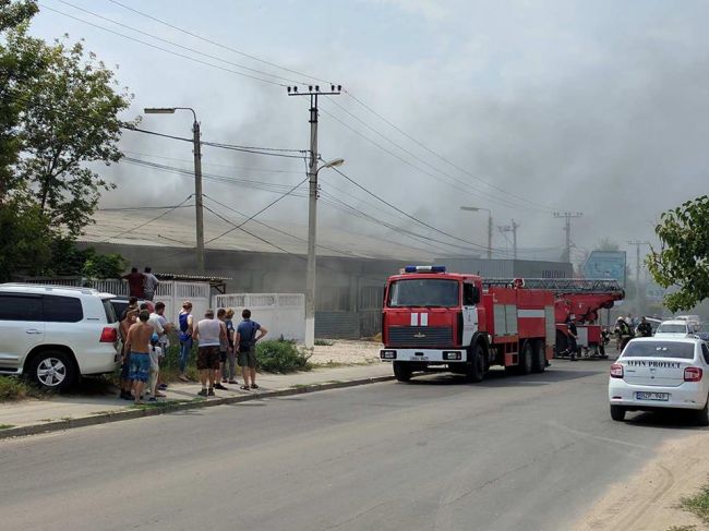 В столице горит цех по производству окон и дверей из ПВХ