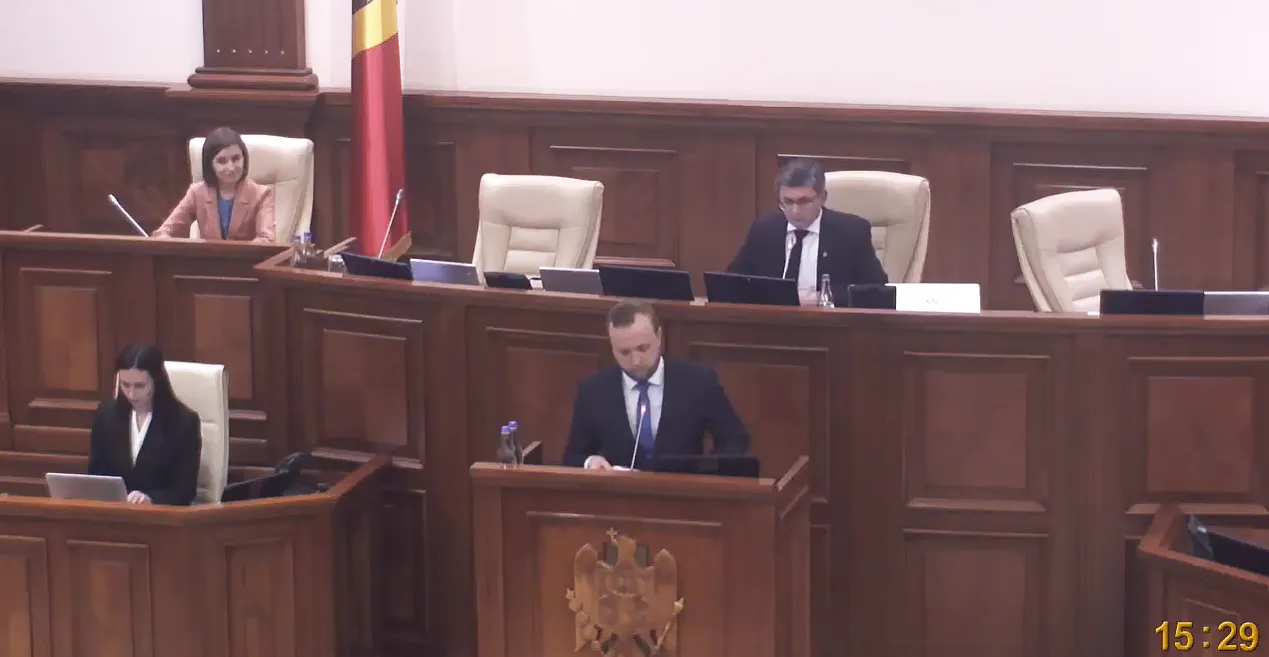 Санду появилась в парламенте во время присяги нового главы СИБ