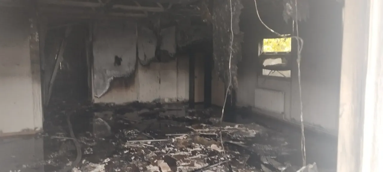 Incendiu la o întreprindere de la Vatra: 15 persoane, evacuate dintr-un cămin de muncitori