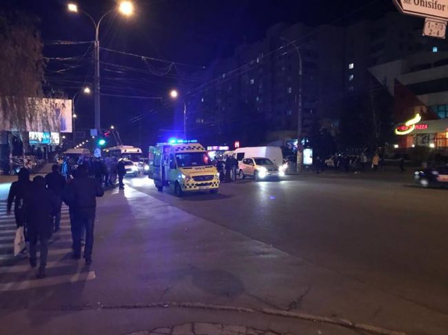 Un bărbat, la spital după ce a fost lovit de o maşină în Capitală