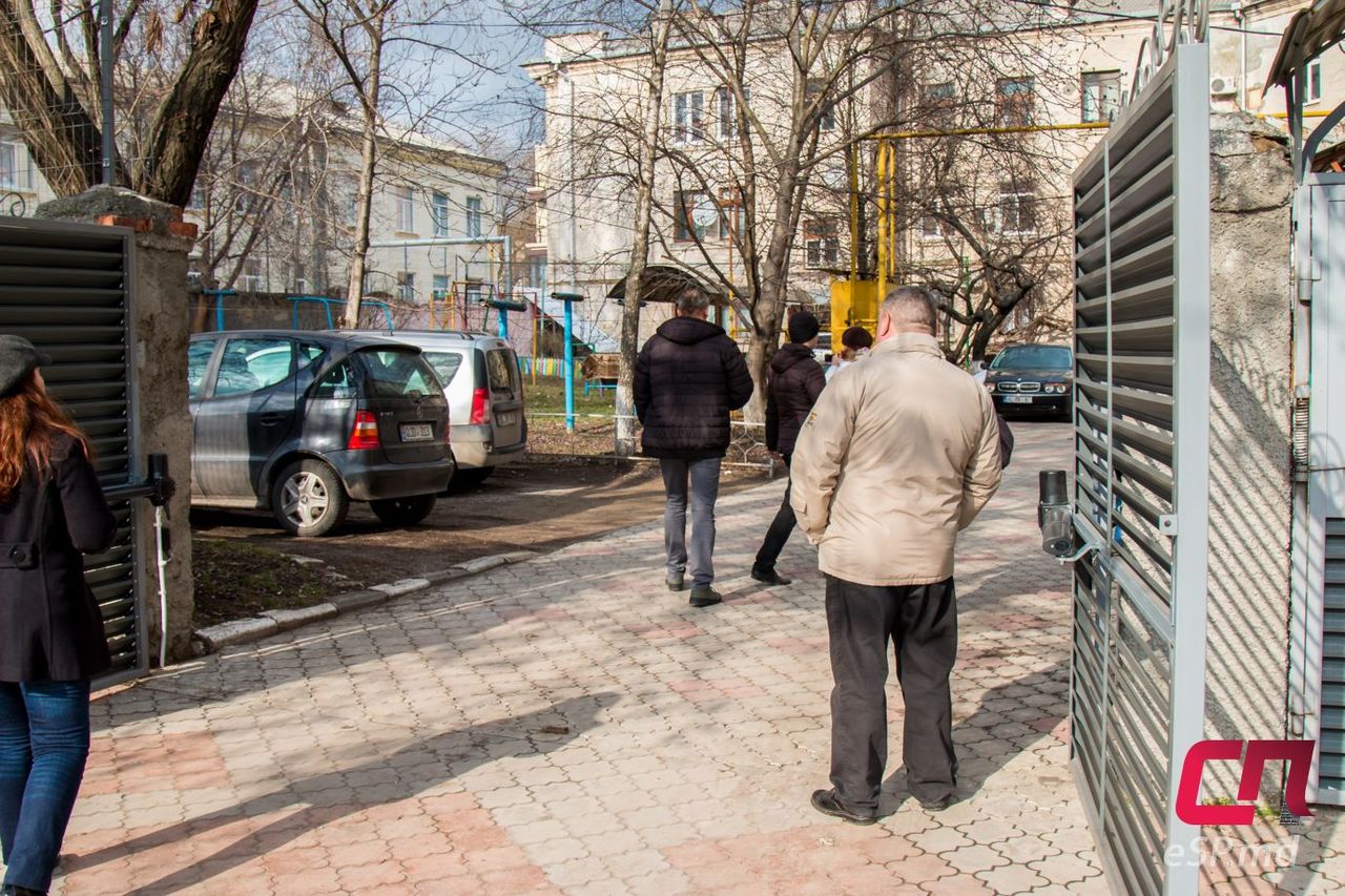 Автовладельцы центра Бельц: Мы не можем законно заехать в свой двор