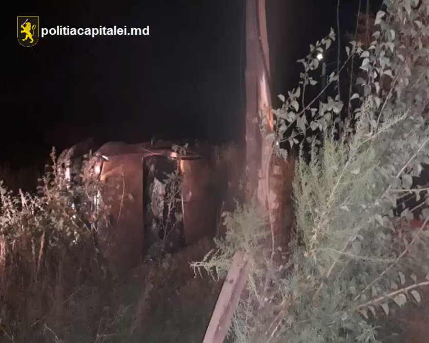 Недалеко от аэропорта прошлой ночью автомобиль врезался в столб и перевернулся