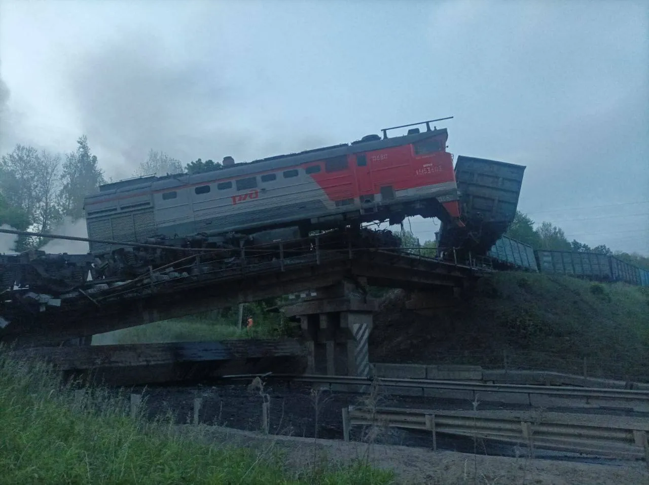 Un pod feroviar s-a prăbușit sub un tren de marfă în regiunea Kursk