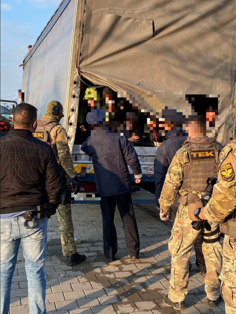 В Венгрии задержали водителя из Молдовы, перевозившего в грузовике 97 мигрантов