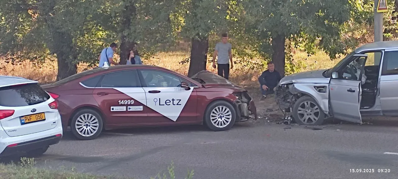Accident pe șoseaua Muncești: Un șofer și doi pasageri au fost răniți