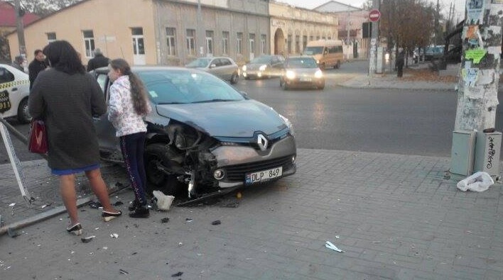 В столице женщина на автомобиле снесла дорожный знак и табличку с указанием улицы