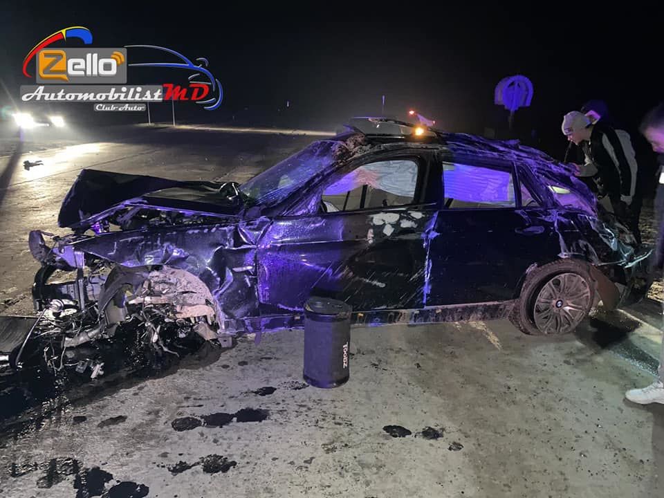 Водитель BMW попал в серьезную аварию, превратив машину в груду металла
