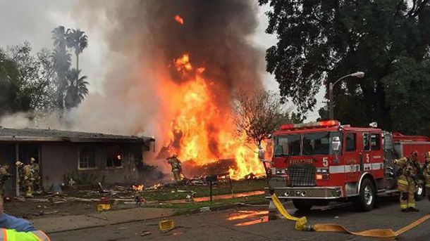 Un avion s-a prăbuşit într-un cartier rezidenţial din California