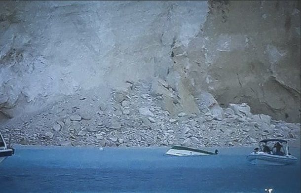 В Греции скала рухнула на пляж, есть пострадавшие