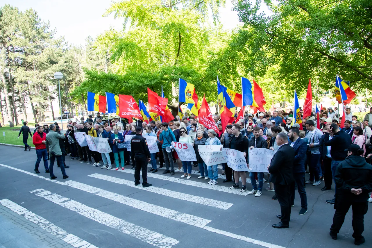 Протест у правительства: социалисты требуют отставки Гаврилицы