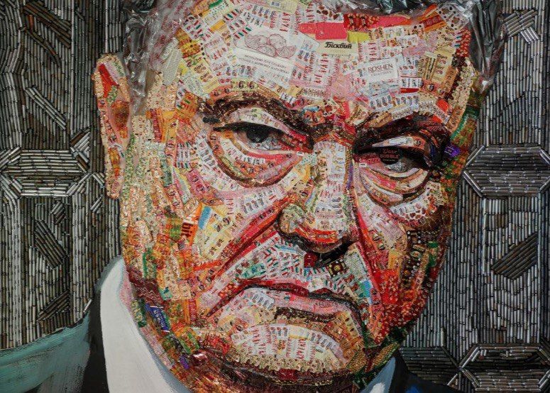 Украинская художница собрала портрет Порошенко из обёрток Roshen и гильз