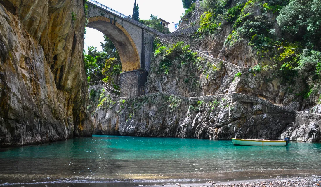 În Italia există un sat ascuns de mulțimea turiștilor care pare să fi rămas încremenit în timp
