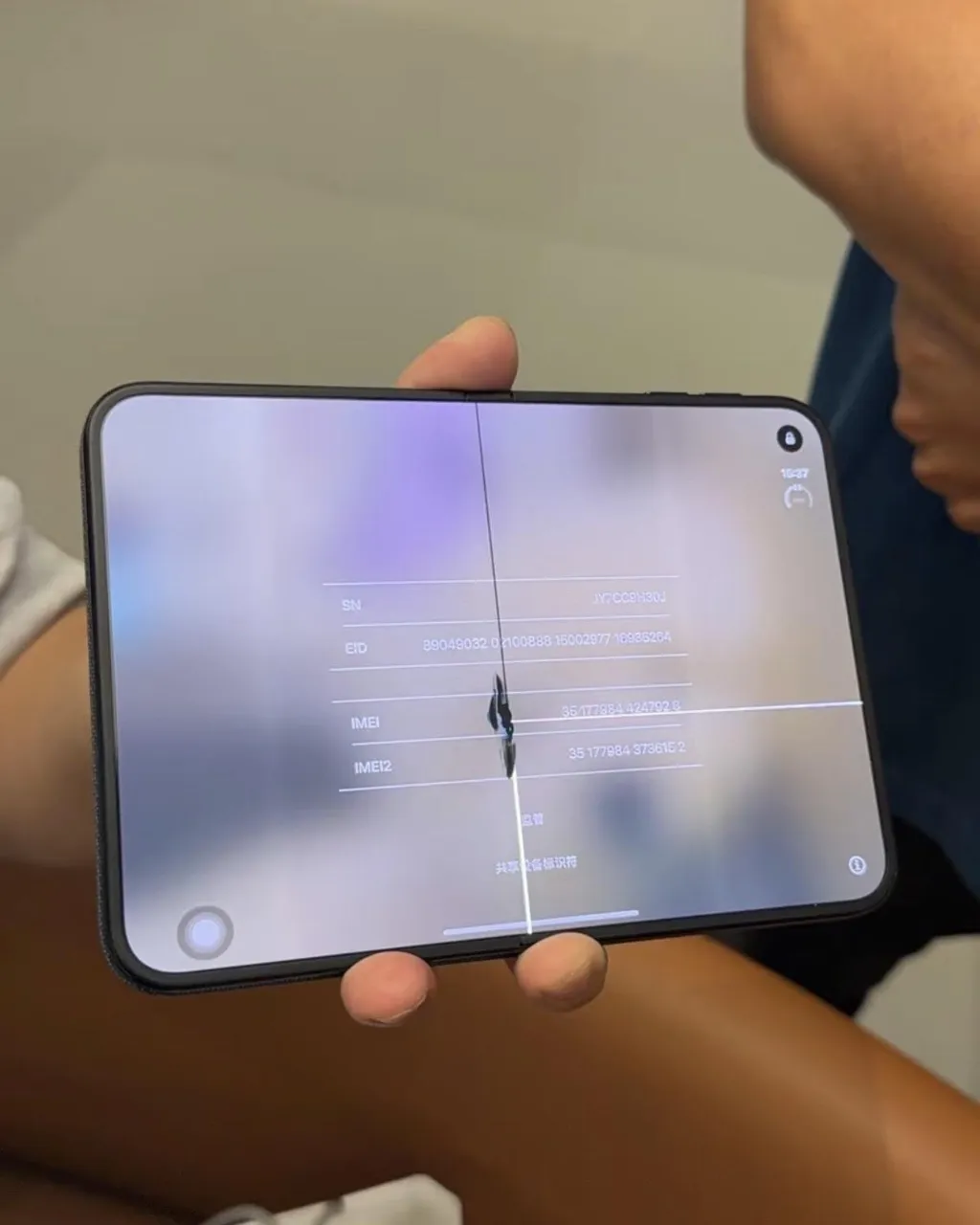 Пользователи жалуются, что новые складные iPhone трескаются в первый день