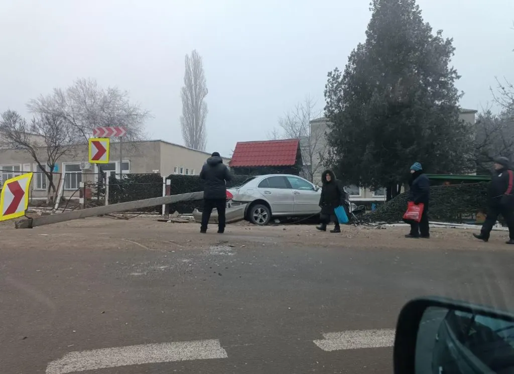 В Вулканештах водитель снес забор детского сада и скрылся с места аварии
