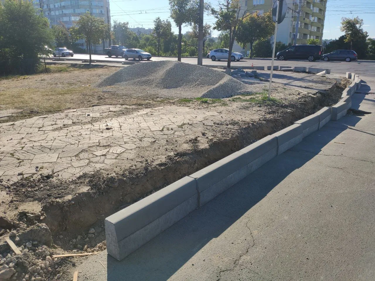 На Рышкановке продолжаются работы по замене бордюра