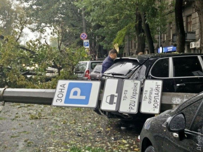 В Затоке сильный ураган смыл набережную