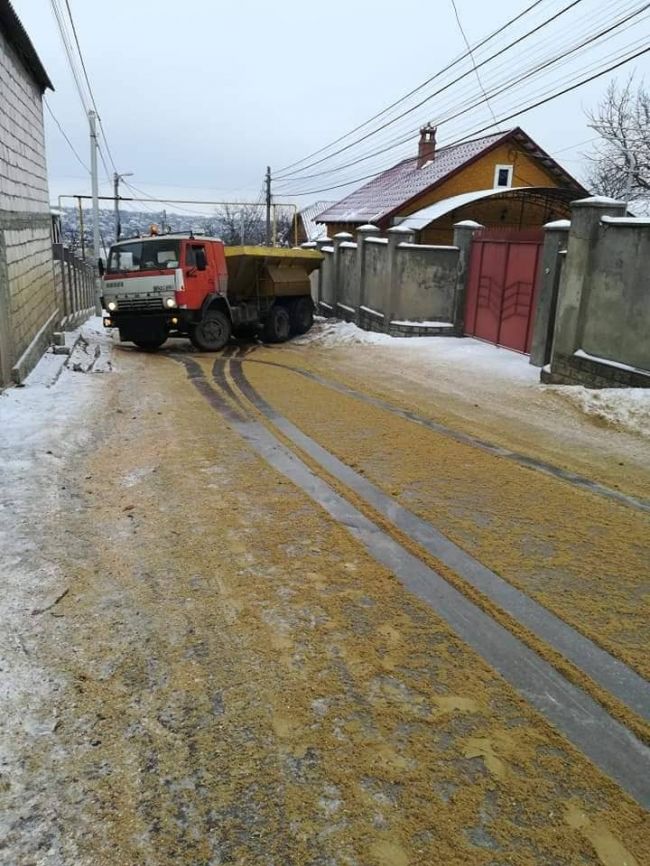 В Трушенах спецавтосредства с трудом могут проехать по "ледяным" улицам